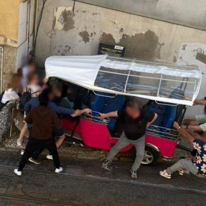 Finlandês hospitalizado após ficar entalado num tuk-tuk