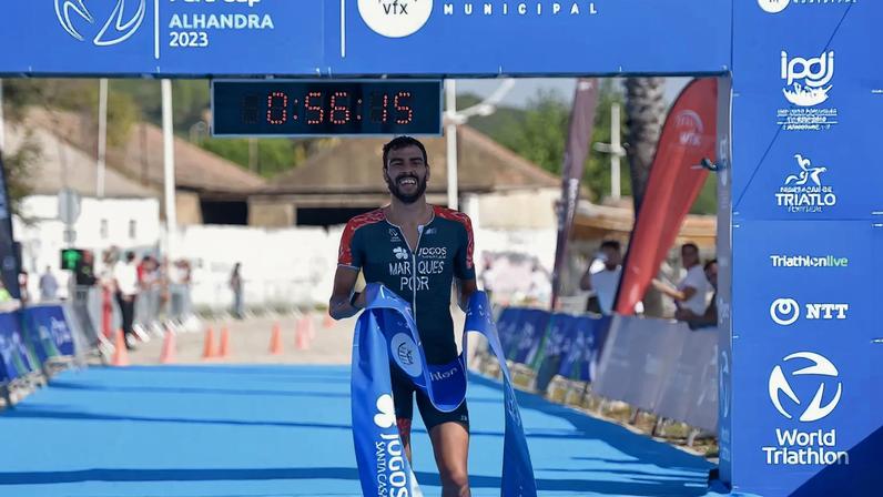 Filipe Marques recebe bronze paralímpico em Paris2024 após desclassificação de paratriatleta brasileiro