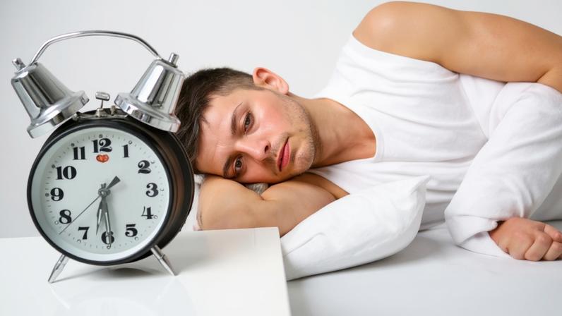 Hora muda no domingo e “há estratégias que podem ajudar a minimizar os impactos”