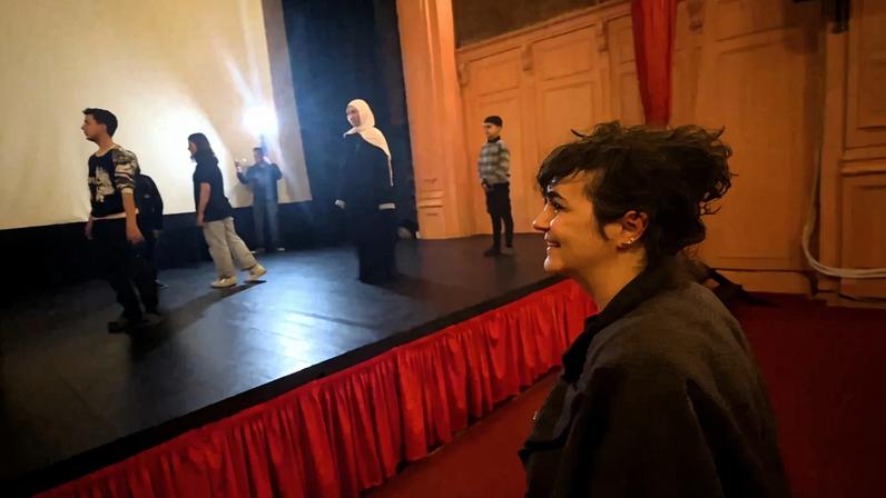 Pessoas no palco do Teatro Beirute