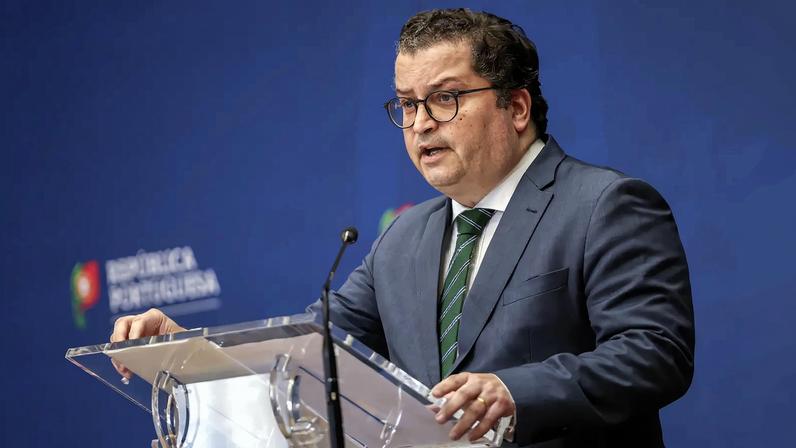 Sarmento admite descer IRS acima do plano e não garante bónus a pensionistas