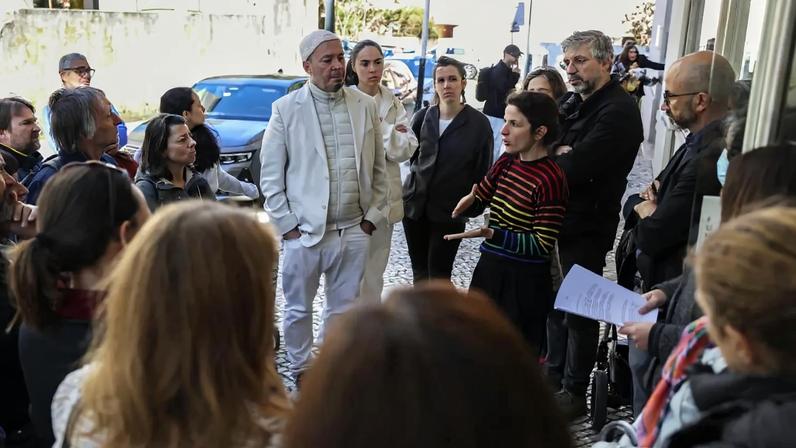 Pais protestam contra transferência de escola para outro agrupamento em Lisboa