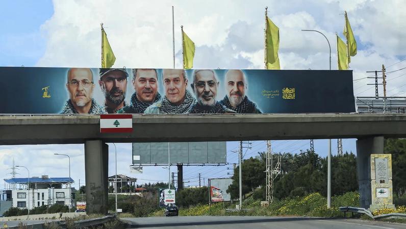 Cartaz dos 'mártires' do Hezbollah na estrada que liga o sul ao norte do Líbano