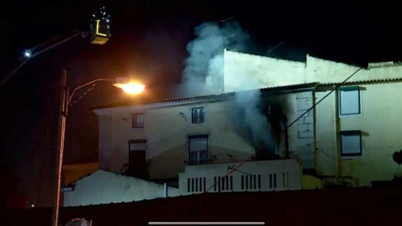 Incêndio deflagra em edifício de Alcântara, Lisboa, com 28 operacionais no local