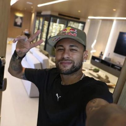 Neymar abre o livro em documentário sobre carreira