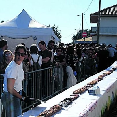 Folar gigante de 70 metros é distribuído à população em Olhão