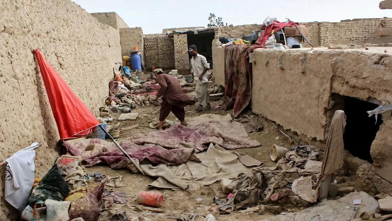 Casa danificada após inundações no Afeganistão