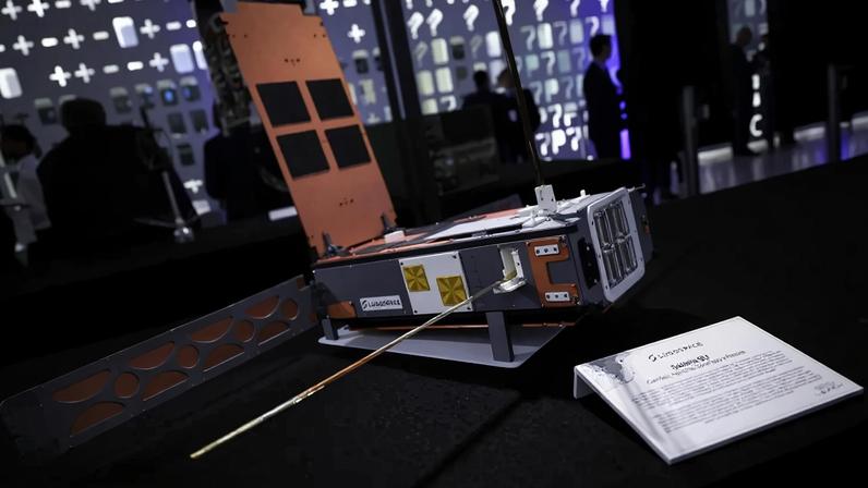 Maquete do satélite que foi lançado para o espaço