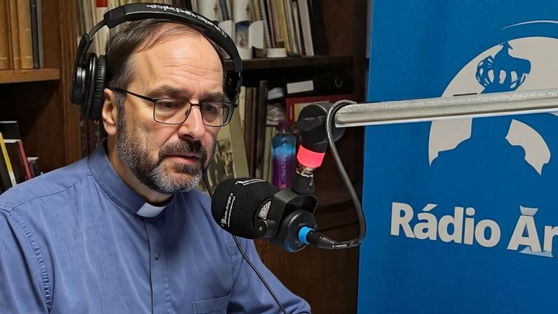 Nuno Fernandes, padre de Benfica, jornalista e radialista, espalha a fé na rádio