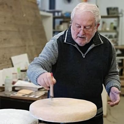 Armando Alves, artista que une pintura e artes gráficas