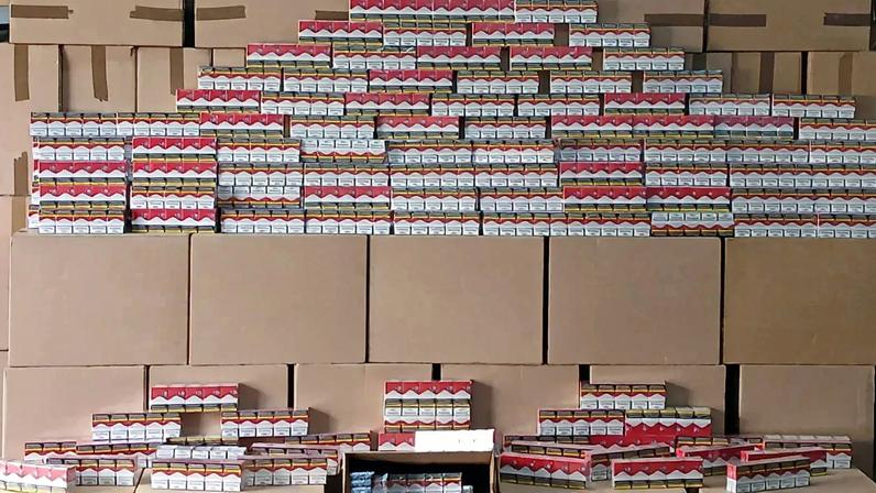 Ao todo, o homem transportava mais de 7500 volumes de tabaco no carro.