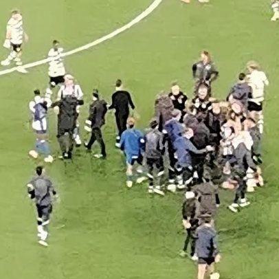 Cumprimento entre treinadores no final de Sporting-FC Porto com protestos e ambiente tranquilo