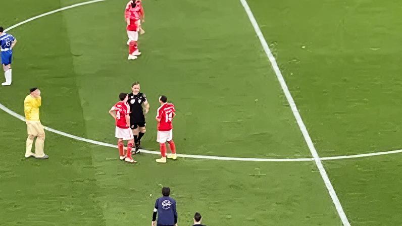 Das desculpas do OLA do Benfica aos produtos regionais oferecidos por Simão aos árbitros: relatório de João Pinheiro revela mais detalhes