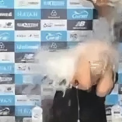 Luís Castro recebe banho de gelo dos jogadores após vencer o Gauchão