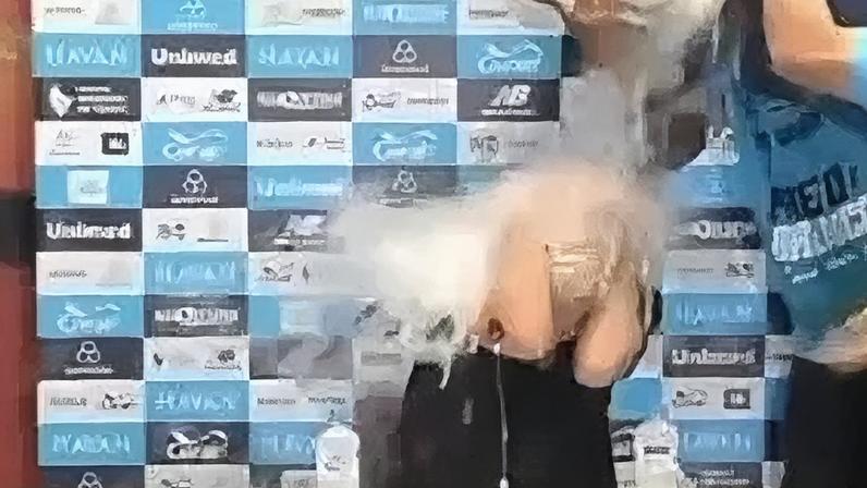 Luís Castro leva banho de gelo dos jogadores na sala de imprensa após vencer o Gauchão