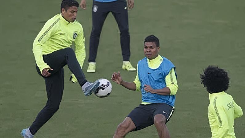 Thiago Silva e Casemiro num treino da seleção do Brasil em... 2015