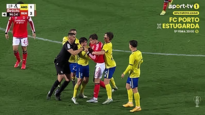 Dedic e Trezza punidos com 2 jogos de suspensão por 'pegarem-se' no Arouca-Benfica