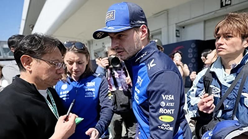 Max Verstappen no paddock durante a primeira sessão de treinos livres para o GP do Japão