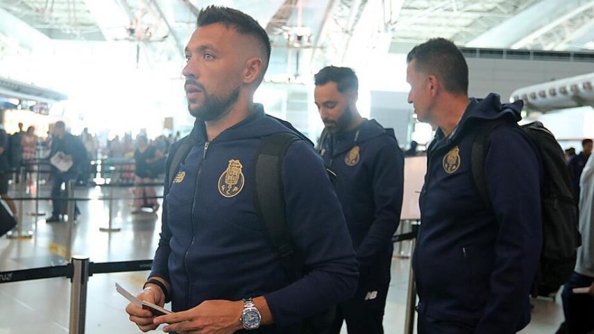Farioli, treinador do FC Porto, no aeroporto
