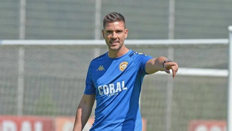 Juniores Pedro Matias e Brayan Durraj foram novidade no treino do Nacional