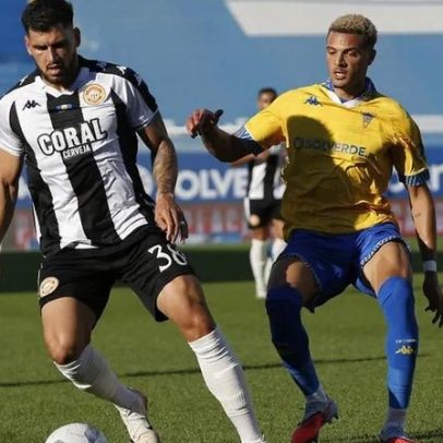 Tsoungui substitui João Carvalho no onze diante do Casa Pia
