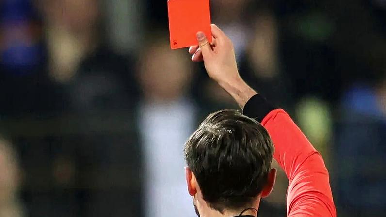 Árbitro mostra cartão vermelho