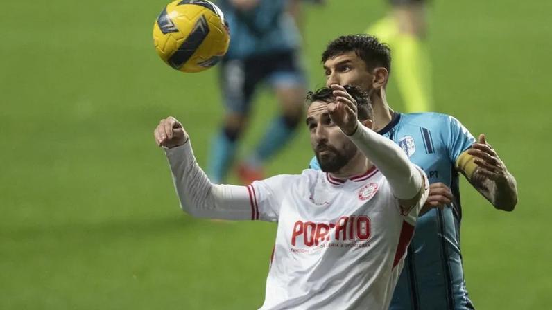 Juan Muñoz numa disputa de bola com Jean-Pierre Rhyner