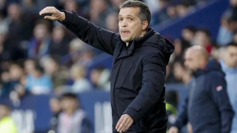 Luís Castro sorri na estreia vitoriosa do Levante na Liga espanhola