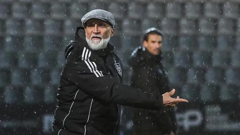 Rasgar o passado para atacar a permanência política