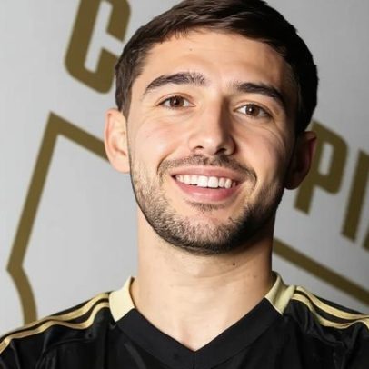 Falta de opções leva João Marques ao meio-campo