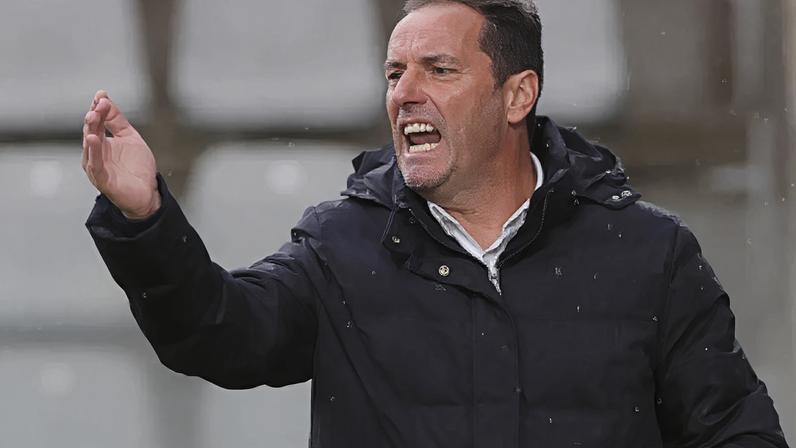 Petit, treinador do Santa Clara