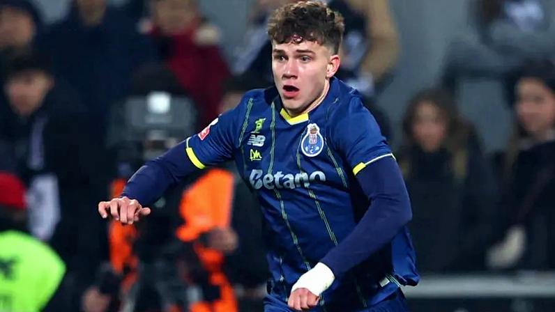 Oskar Pietuszewski vai estrear-se pela Polónia