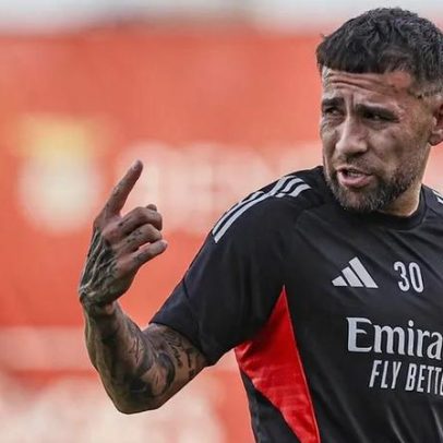 Otamendi não fecha a porta à saída para o River Plate
