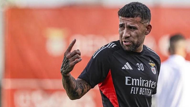 Otamendi durante um treino no Benfica Campus