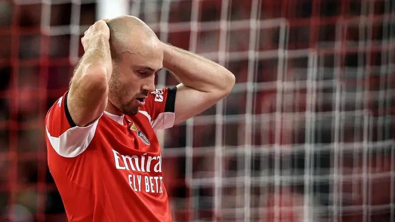 Aursnes é dor de cabeça para Mourinho, obrigado a mexer no onze inicial