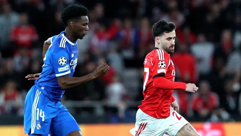 Rafa Silva tenta fugir a Tchouaméni durante o Benfica-Real Madrid
