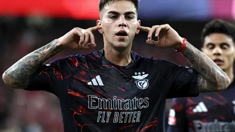 Enzo Barrenechea festeja golo frente ao AVS SAD