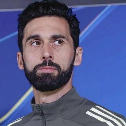 Arbeloa entrega prémio croissants aos jogadores do Real Madrid após vitória