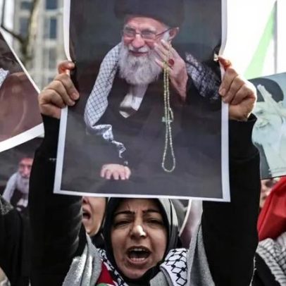 Da infância com pão com passas à liderança temida de Ali Khamenei