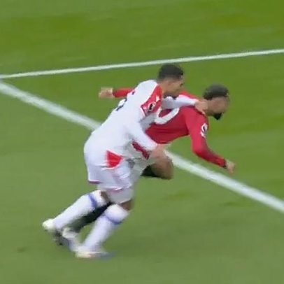 Penálti controverso no Manchester United-Crystal Palace: Bruno Fernandes converte