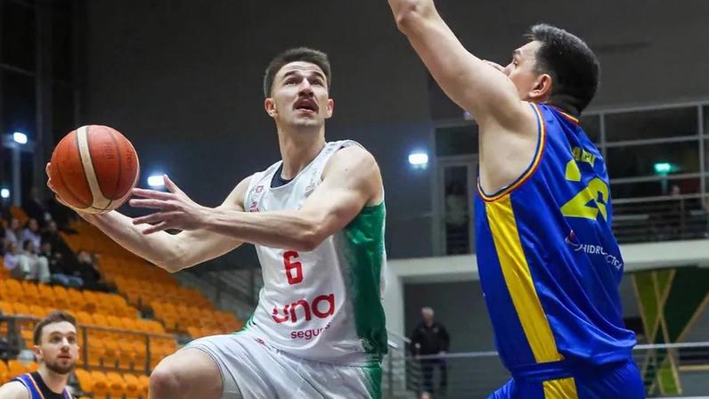 Francisco Amarante em ação frente à Roménia em Coimbra