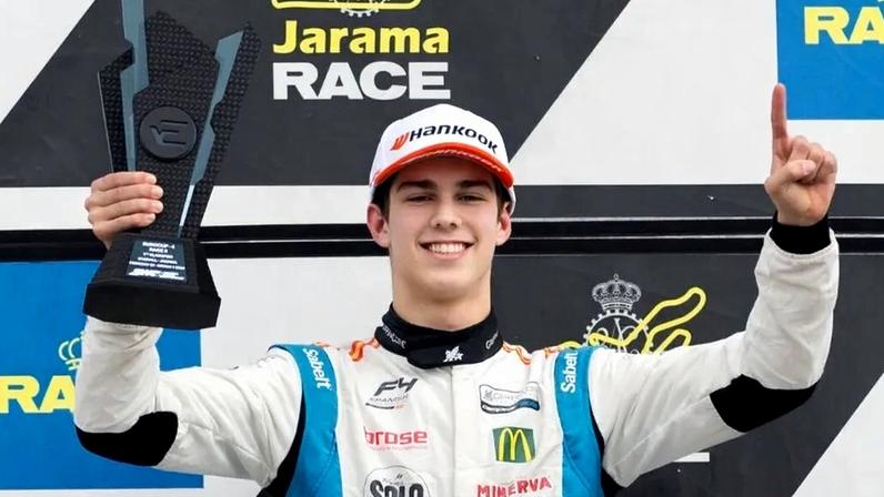 Noah Monteiro festeja a vitória na F4 em Jarama, Madrid