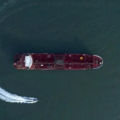 Petróleo sobe mais de 8% devido a disrupções no Estreito de Ormuz