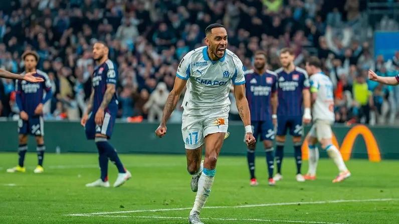 Aubameyang a festejar golo frente ao Lyon