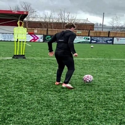 Mudryk treina com o Uxbridge FC em Inglaterra