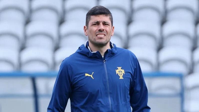 Francisco Neto durante um treino da seleção nacional feminina de futebol