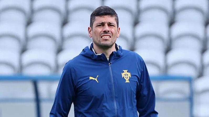 Francisco Neto durante um treino da seleção nacional feminina de futebol