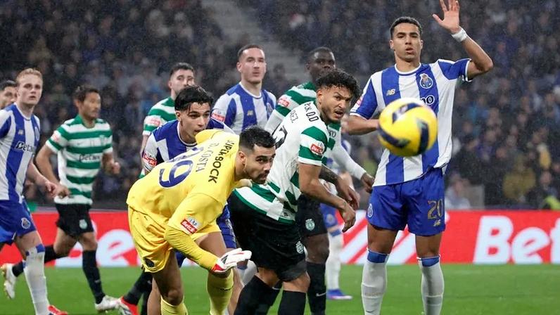 Diogo Costa frente aos leões, no Dragão