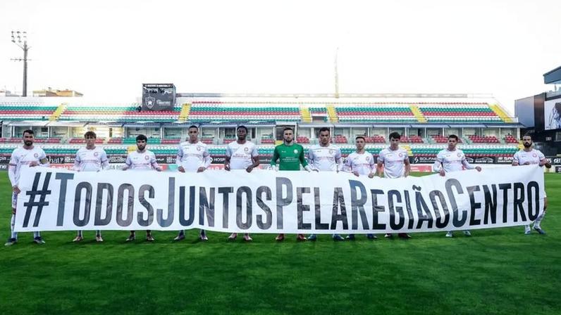 Jogadores da U. Leiria posam com tarja