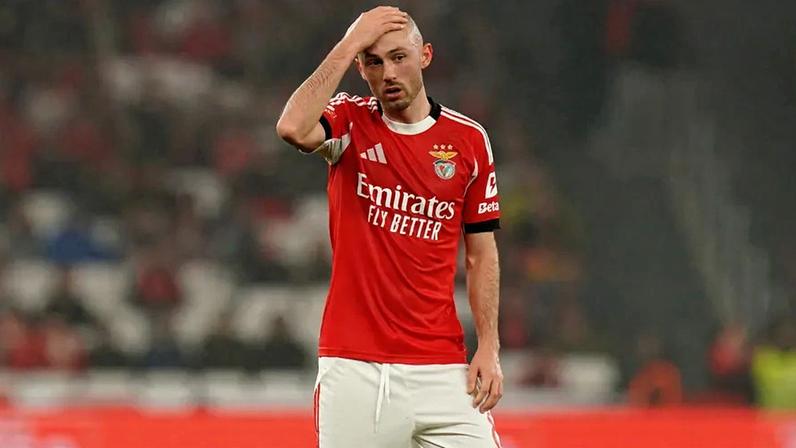 Aursnes leva a mão à cabeça durante um jogo